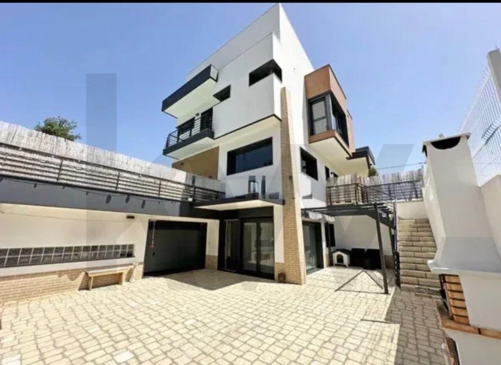 Moradia T5 para Venda em Charneca de Caparica e Sobreda Foto 2