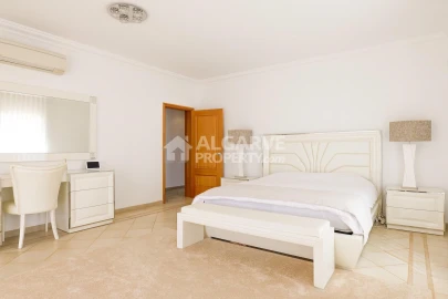 Moradia T5 para Venda em Quarteira
