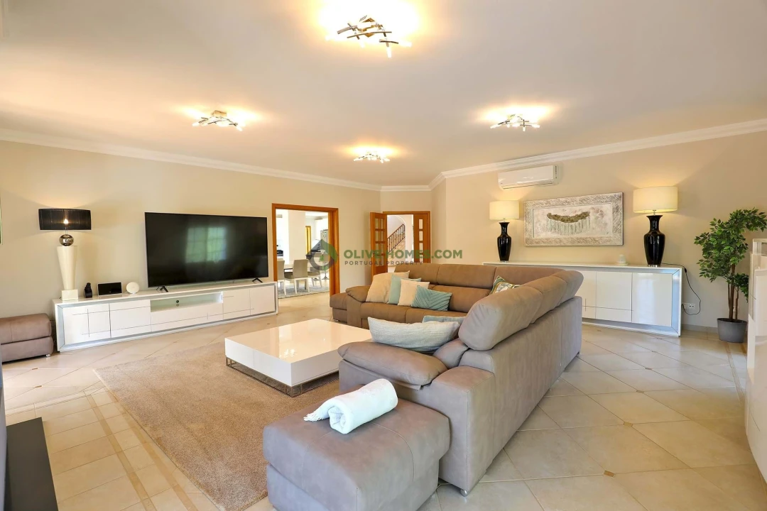 Moradia T5 para Venda em Quarteira Foto 3