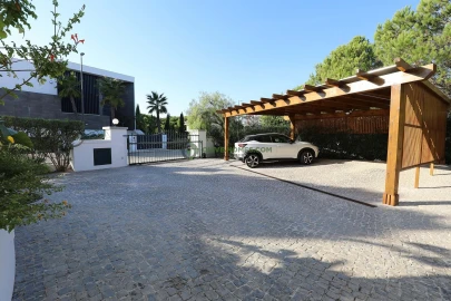 Moradia T5 para Venda em Quarteira