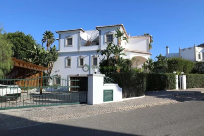 Moradia T5 para Venda em Quarteira
