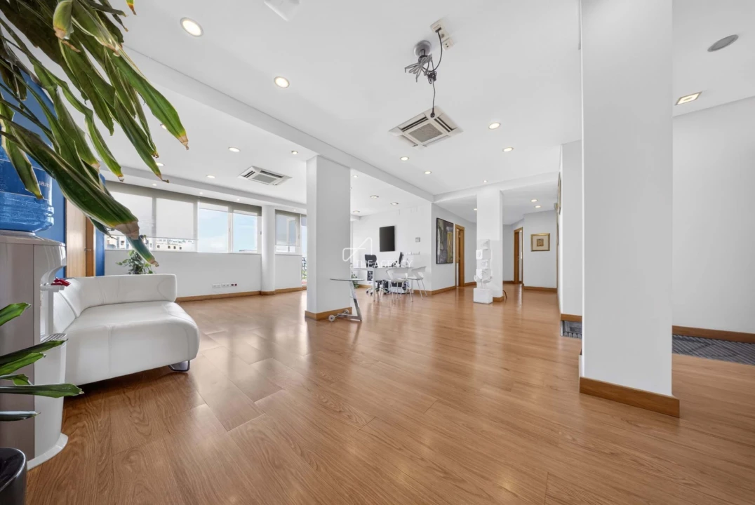 Apartamento T4 para Venda em Alvalade Foto 3