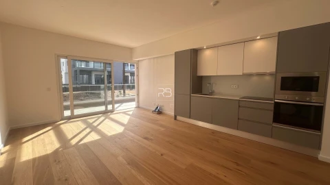 Apartamento T3 para Venda em Estômbar e Parchal