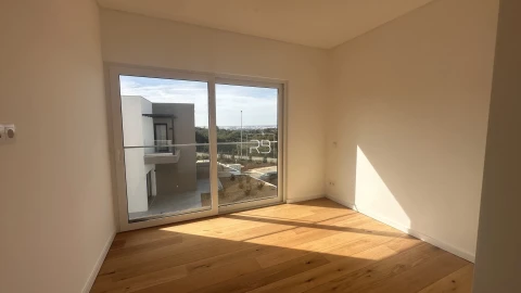 Apartamento T3 para Venda em Estômbar e Parchal