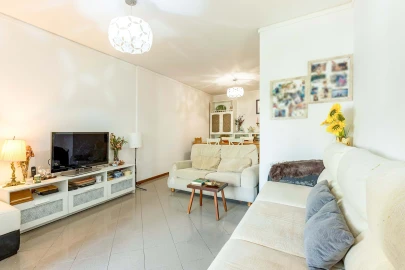 Apartamento T3 para Venda em Santo António dos Cavaleiros e Frielas
