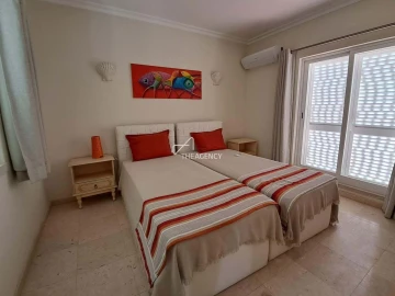 Moradia T5 para Venda em Quarteira