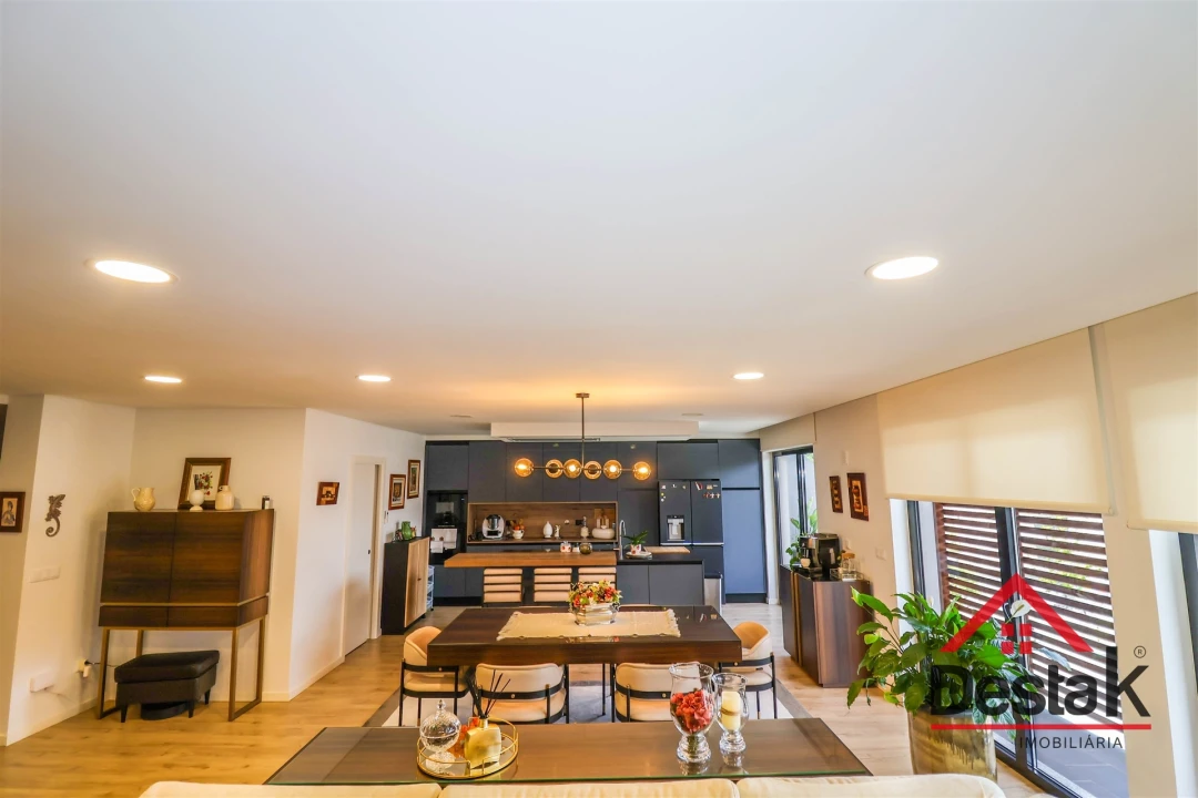 Apartamento T5 para Venda em Viseu Foto 5