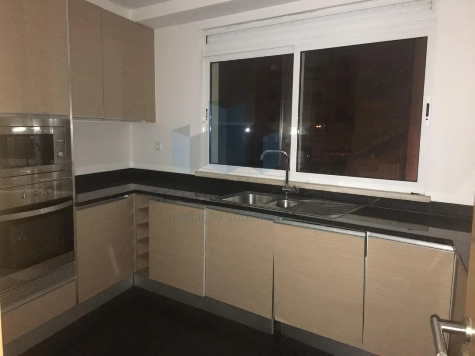 Apartamento T1 para Arrendamento em Santo Antonio dos Olivais Foto 1