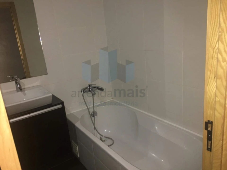 Apartamento T1 para Arrendamento em Santo Antonio dos Olivais Foto 7