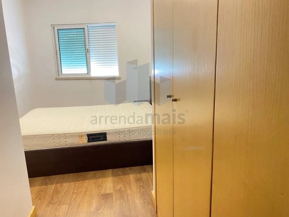 Apartamento T1 para Arrendamento em Santo Antonio dos Olivais Foto 8