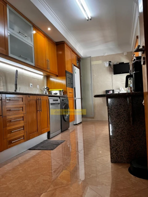 Apartamento T3 para Arrendamento em Mina de Água
