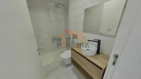 Apartamento T3 para Venda em Santo António dos Cavaleiros e Frielas