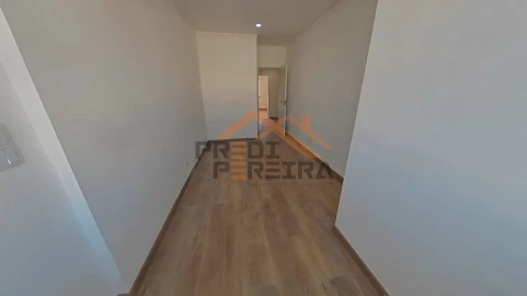 Apartamento T3 para Venda em Santo António dos Cavaleiros e Frielas