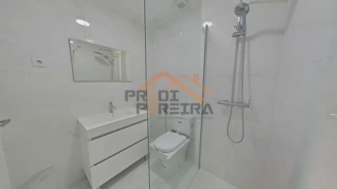 Apartamento T3 para Venda em Santo António dos Cavaleiros e Frielas