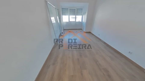Apartamento T3 para Venda em Santo António dos Cavaleiros e Frielas