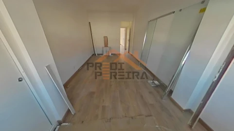Apartamento T3 para Venda em Santo António dos Cavaleiros e Frielas
