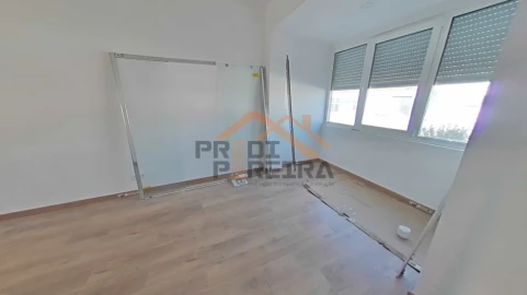Apartamento T3 para Venda em Santo António dos Cavaleiros e Frielas