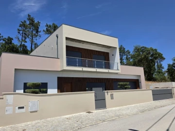 Moradia T4 para Venda em Monte Redondo e Carreira