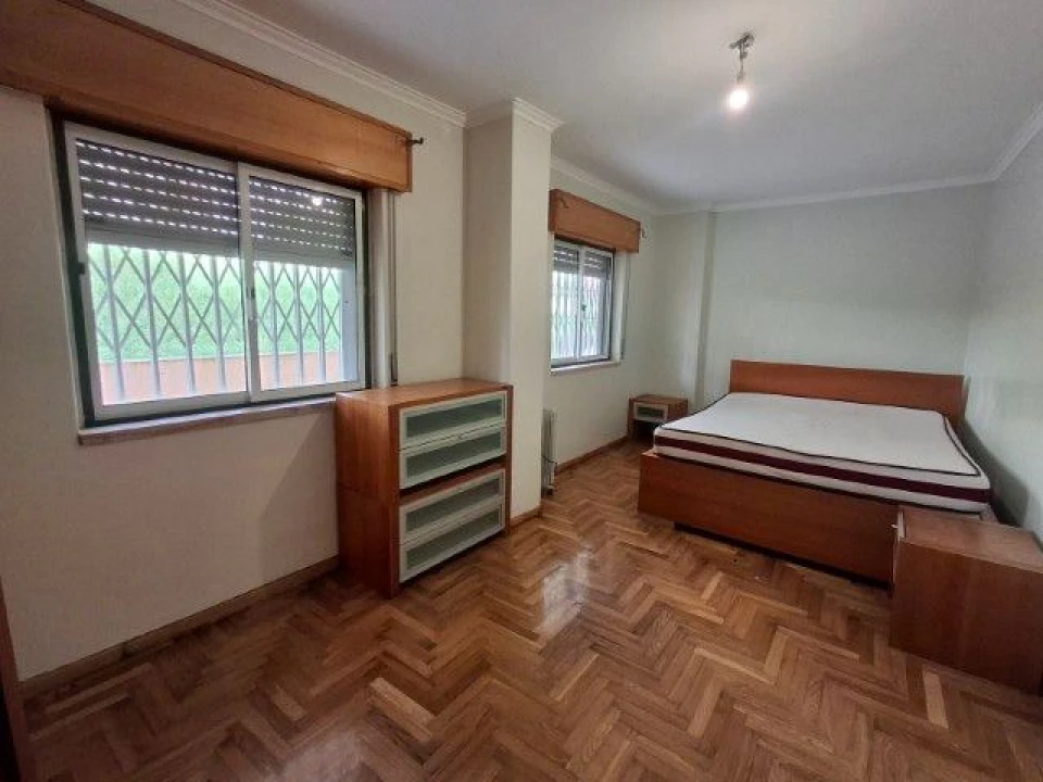 Apartamento T1 para Arrendamento em Rio de Mouro Foto 1