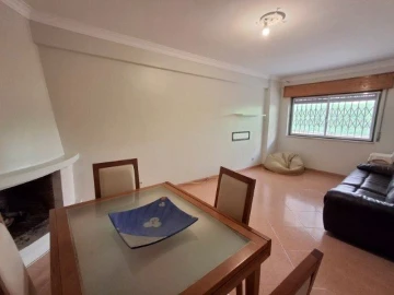Apartamento T1 para Arrendamento em Rio de Mouro