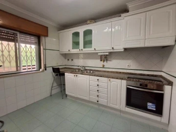 Apartamento T1 para Arrendamento em Rio de Mouro