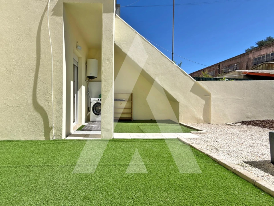 Apartamento T1 para Venda em Santo Antão e São Julião do Tojal Foto 1