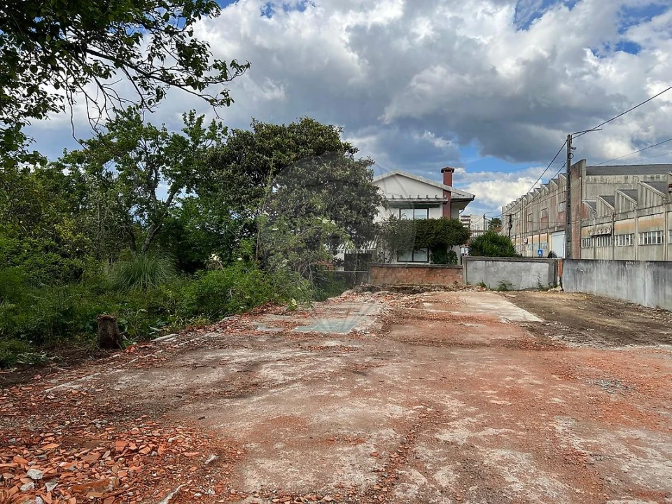 Terreno para Venda em Paços de Brandão Foto 3
