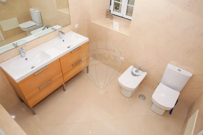 Quinta T
           para Venda em Carvoeira e Carmões