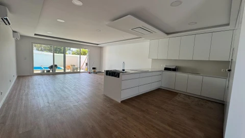 Moradia T4 para Venda em Fernao Ferro