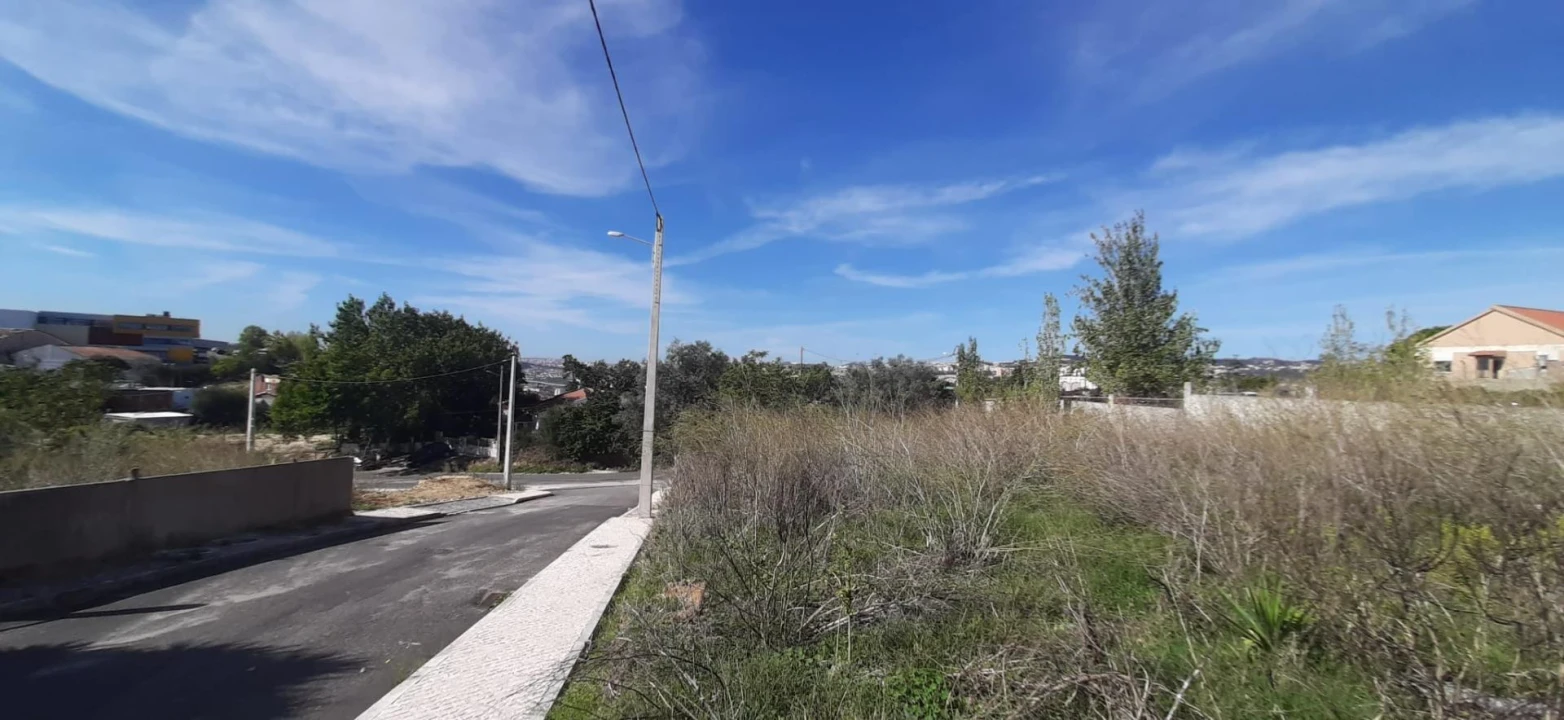 Terreno para Venda em Santo António dos Cavaleiros e Frielas Foto 1