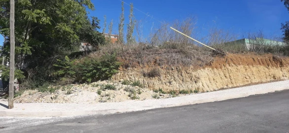 Terreno para Venda em Santo António dos Cavaleiros e Frielas