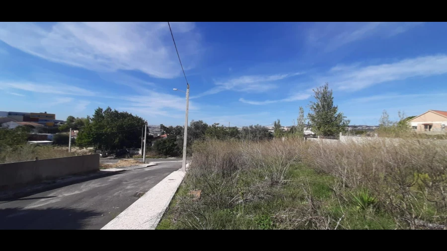 Terreno para Venda em Santo António dos Cavaleiros e Frielas
