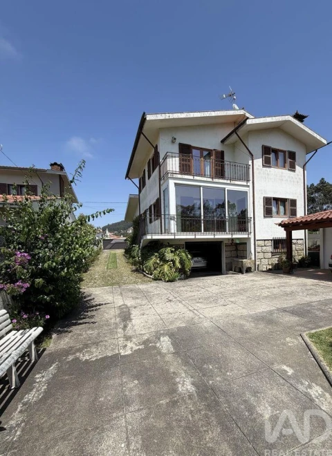 Moradia T4 para Venda em Laundos