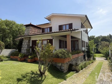 Moradia T4 para Venda em Laundos