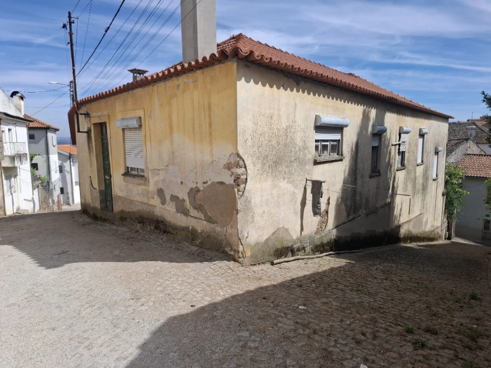 Moradia T8 para Venda em Alfandega da Fe Foto 3