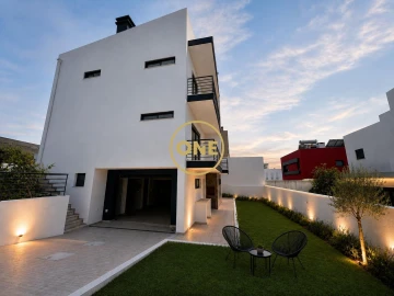 Moradia T5 para Venda em Almada, Cova da Piedade, Pragal e Cacilhas