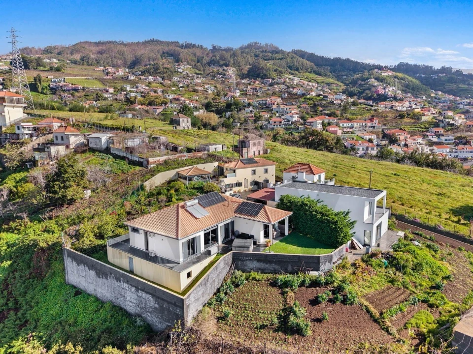 Moradia T3 para Venda em Estreito de Camara de Lobos Foto 3
