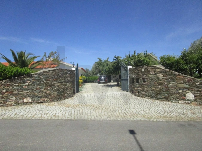 Moradia T5 para Venda em Chacim Foto 2