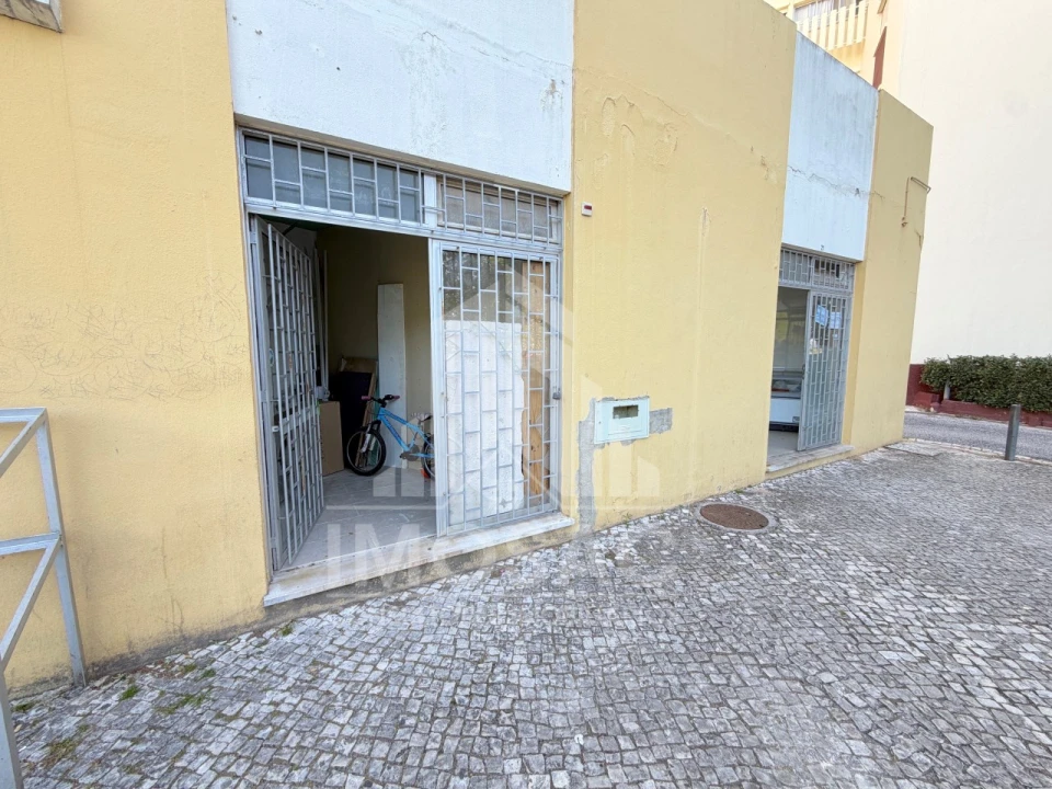Loja para Arrendamento em Santo António dos Cavaleiros e Frielas Foto 1