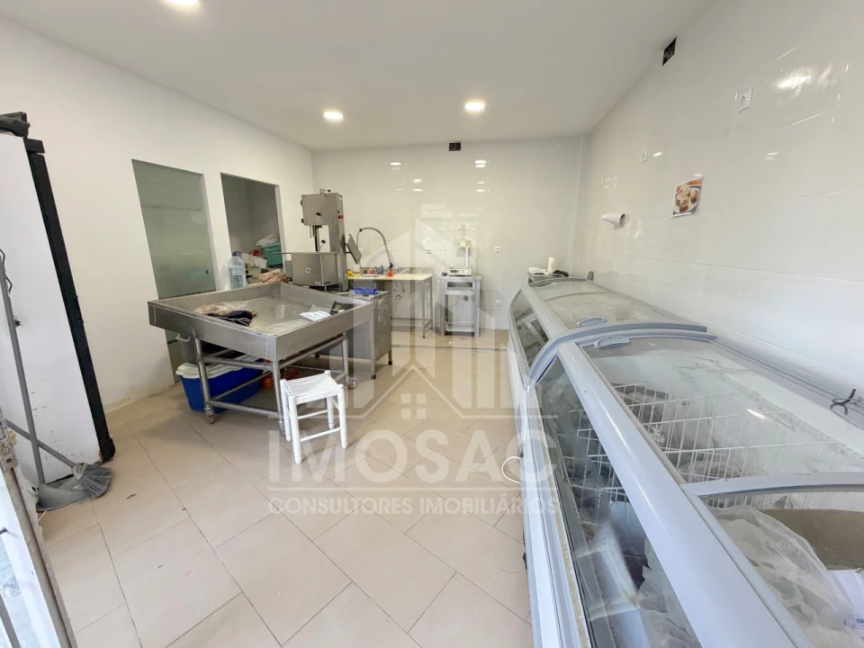 Loja para Arrendamento em Santo António dos Cavaleiros e Frielas Foto 2