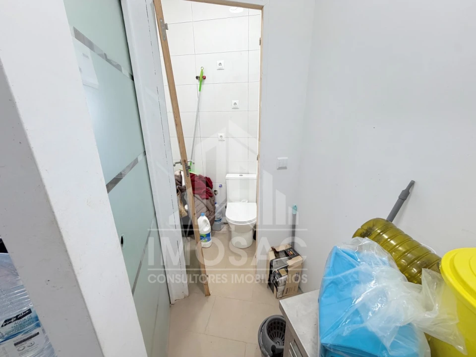 Loja para Arrendamento em Santo António dos Cavaleiros e Frielas Foto 3