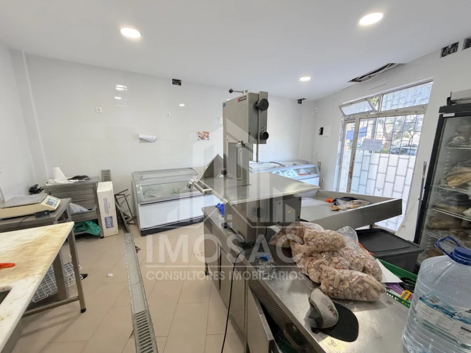 Loja para Arrendamento em Santo António dos Cavaleiros e Frielas Foto 4