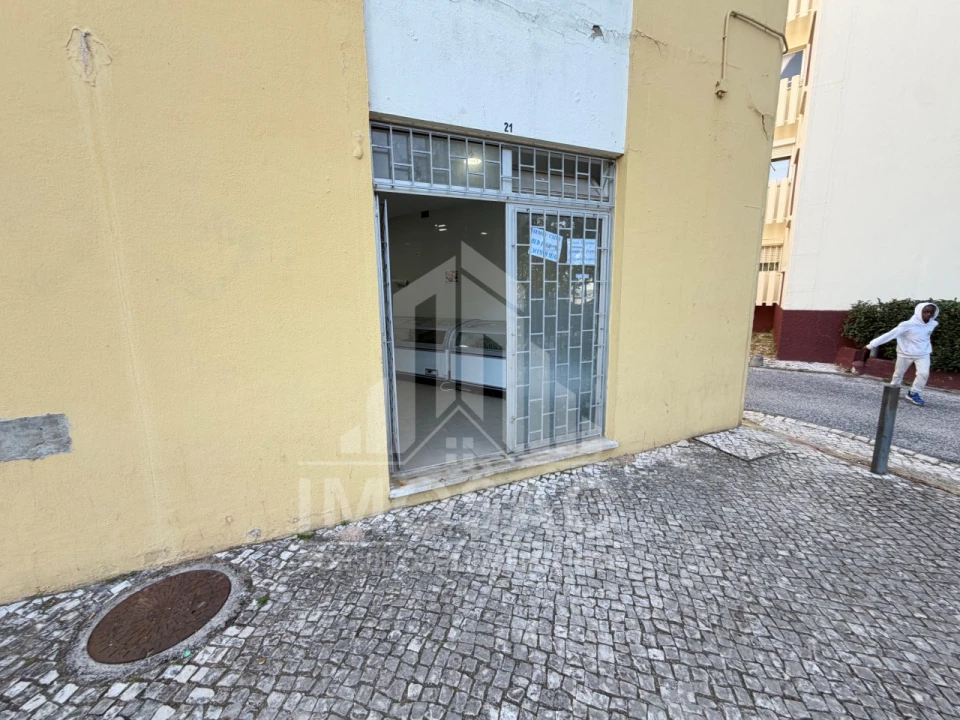 Loja para Arrendamento em Santo António dos Cavaleiros e Frielas Foto 5