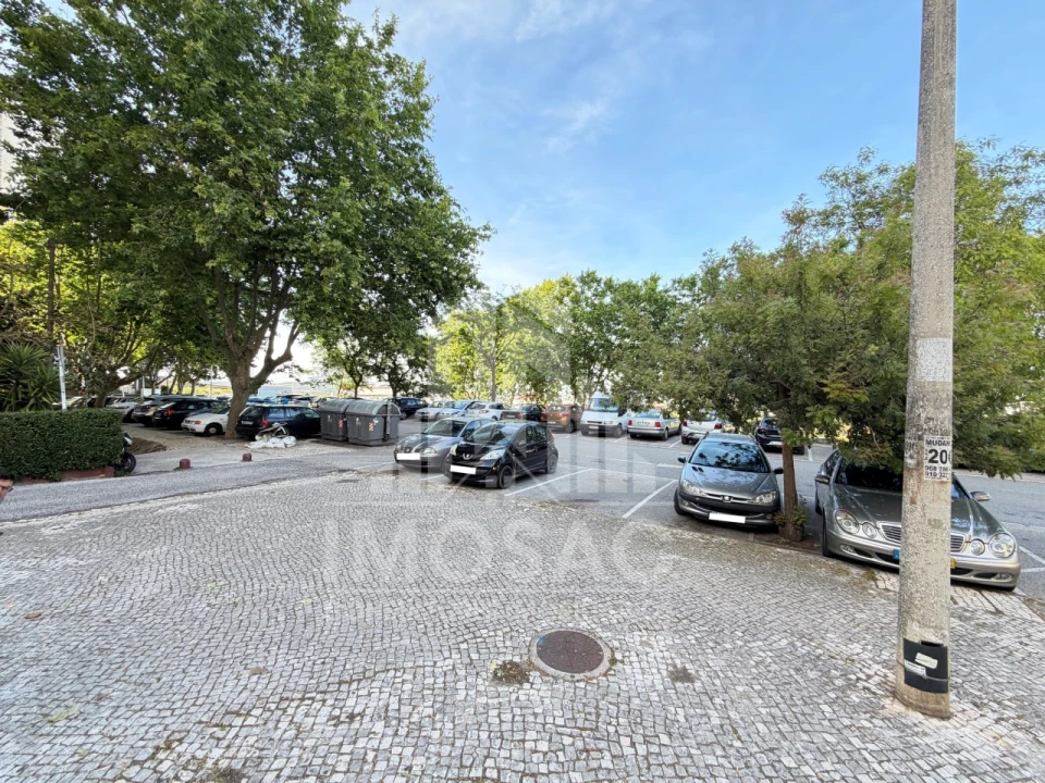 Loja para Arrendamento em Santo António dos Cavaleiros e Frielas Foto 7