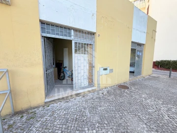 Loja para Arrendamento em Santo António dos Cavaleiros e Frielas