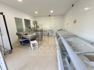 Loja para Arrendamento em Santo António dos Cavaleiros e Frielas