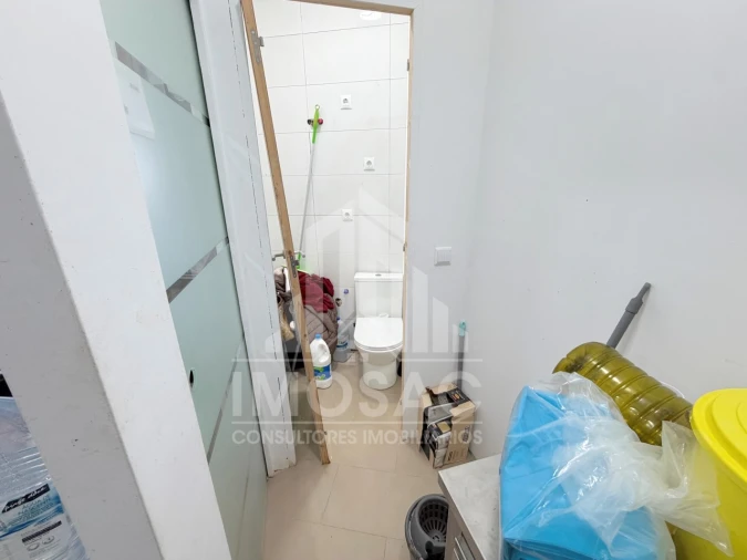 Loja para Arrendamento em Santo António dos Cavaleiros e Frielas Foto 3