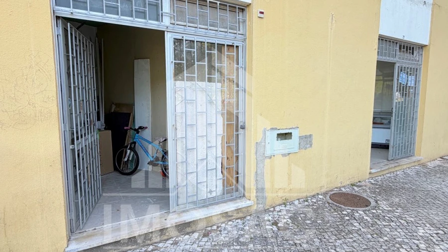 Loja para Arrendamento em Santo António dos Cavaleiros e Frielas