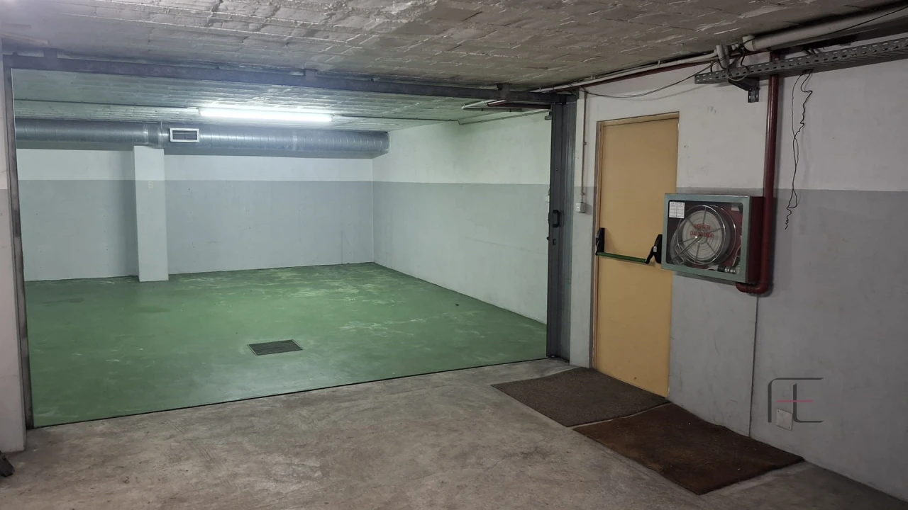 Garagem para Venda em Cidade da Maia Foto 1
