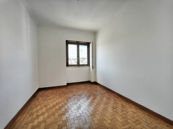 Apartamento T4 para Venda em Santo Antonio dos Olivais Foto 15